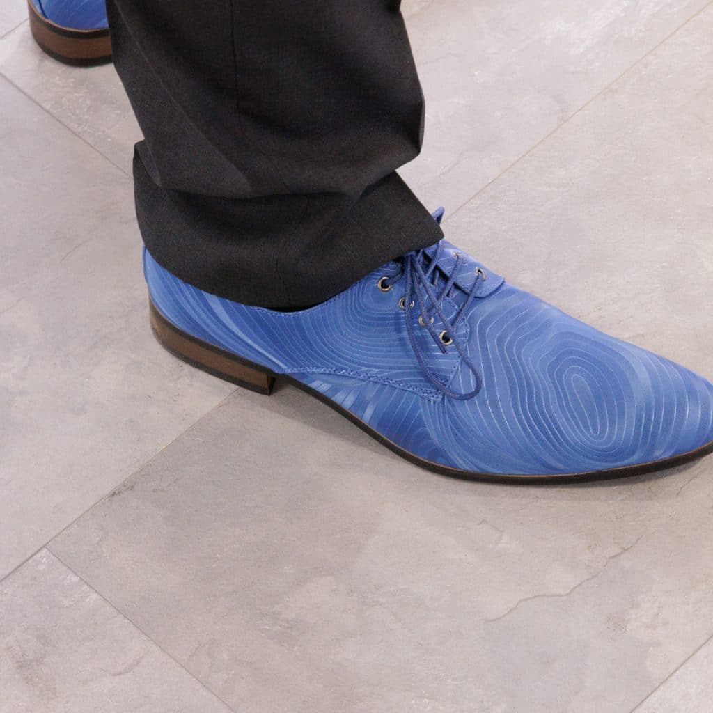 Eventfotografie Provada: Blauwe herenschoen met patroon, detailopname. Groene Metropool schoeisel. Joep van Drunen Photography