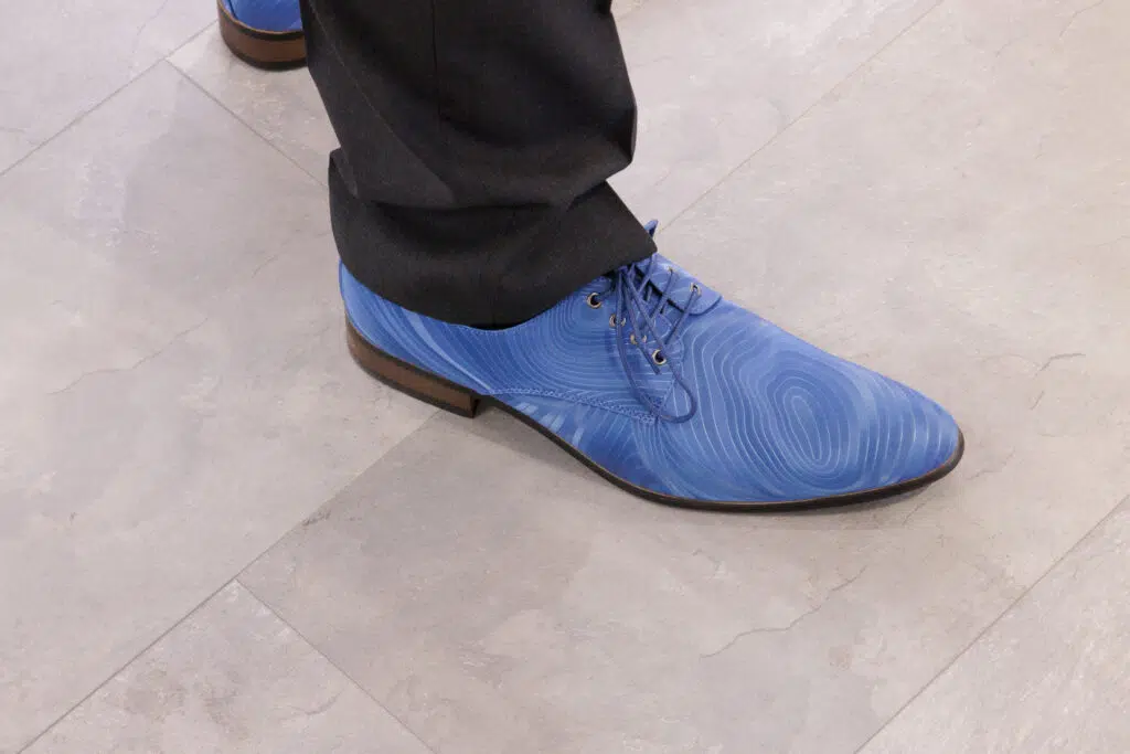 Eventfotografie Provada: Blauwe herenschoen met patroon, detailopname. Groene Metropool schoeisel. Joep van Drunen Photography