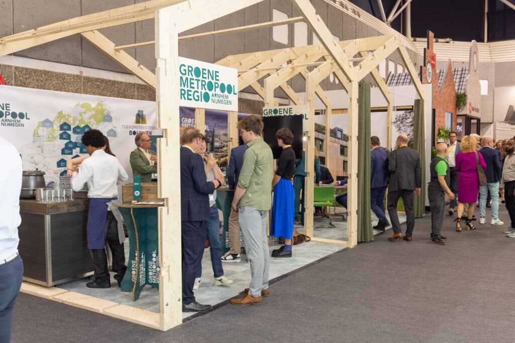 Eventfotografie Groene Metropool regio Arnhem Nijmegen met bezoekers bij een stand. Joep van Drunen Photography.