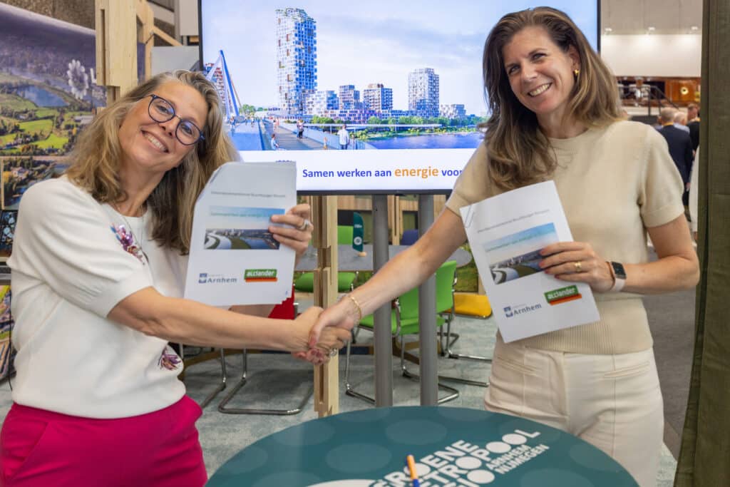 Eventfotografie Groene Metropool: Twee vrouwen schudden handen bij een evenement over duurzame energie in Arnhem. Joep van Drunen Photography