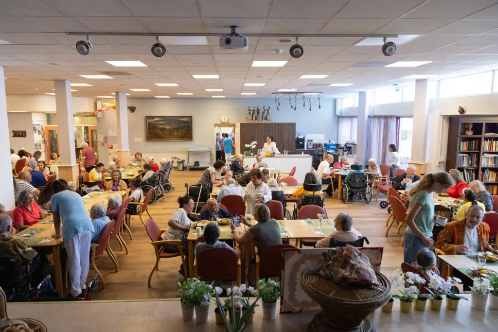 Nusantara Herdenking: Groep ouderen dineert samen in een verzorgingshuis. Joep van Drunen Photography