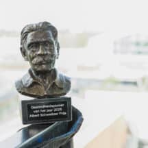 Eventfotografie Albert Schweitzer Fonds Bronzen buste 'Gezondheidspionier van het jaar 2025 Albert Schweitzer Prijs', op een reling. Joep van Drunen Photography