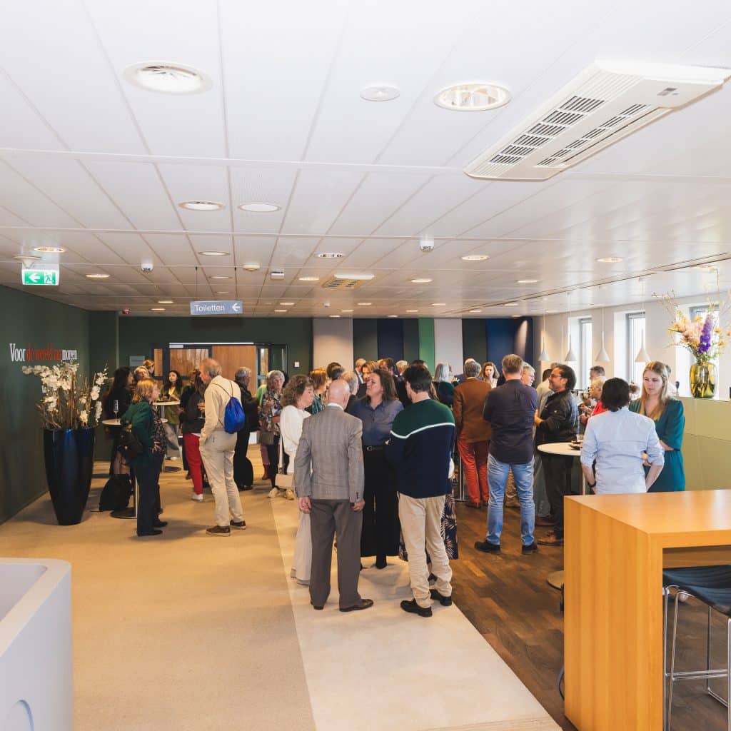 Eventfotografie Albert Schweitzer Prijs: Groep mensen in een zaal tijdens een evenement. Joep van Drunen Photography