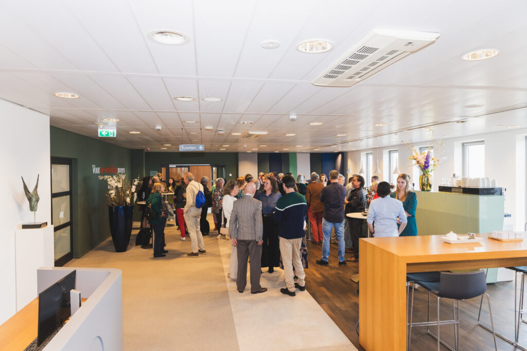 Eventfotografie Albert Schweitzer Prijs: Groep mensen in een zaal tijdens een evenement. Joep van Drunen Photography
