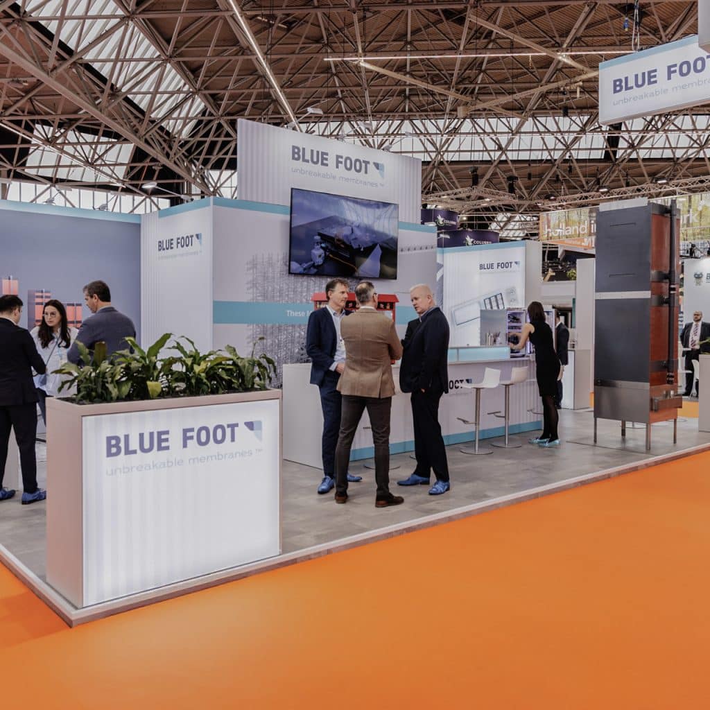 Eventfotografie Aquatech: Beursstand Blue Foot Membranes met bezoekers. Blue Foot stand op de Aquatech in de Rai. Joep van Drunen Photography.