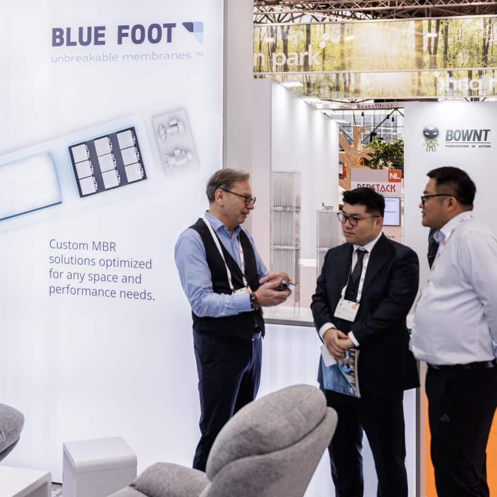 Eventfotografie Provada: Stand met Blue Foot membranen. Bezoekers in gesprek over groene metropool. Joep van Drunen Photography.