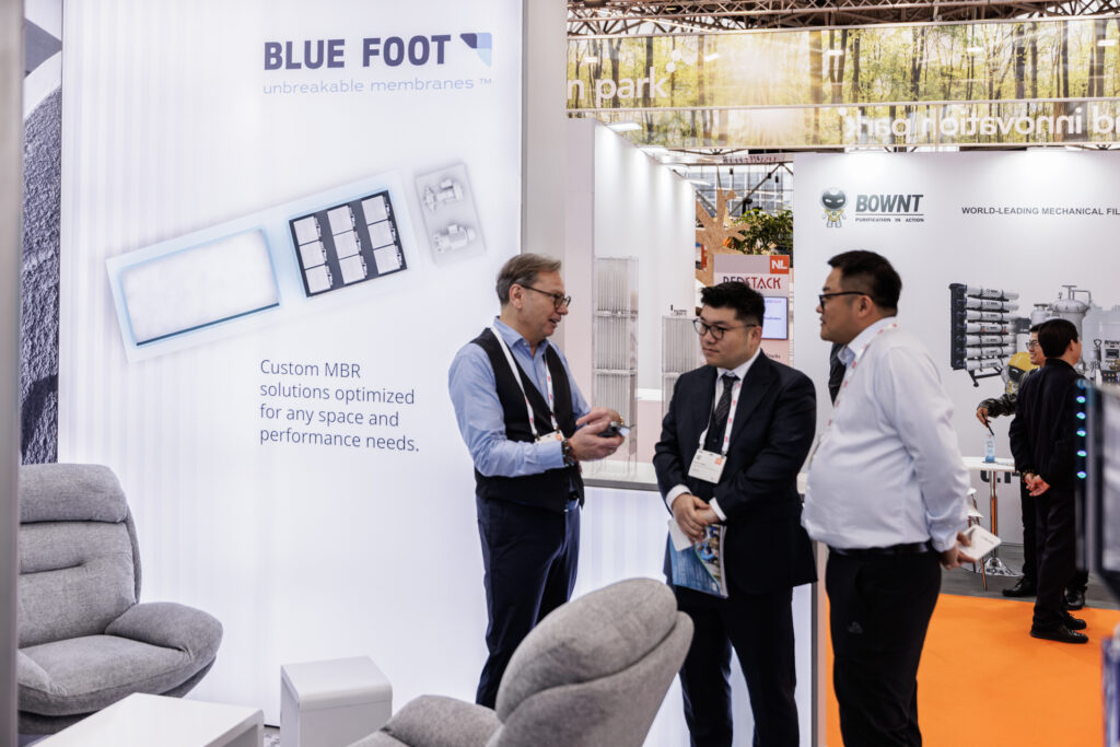 Eventfotografie Provada: Stand met Blue Foot membranen. Bezoekers in gesprek over groene metropool. Joep van Drunen Photography.
