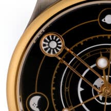 Detailopname productfotografie horloge met gouden accenten en planeten op zwarte wijzerplaat. Joep van Drunen Photography