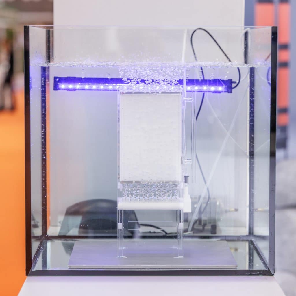 Eventfotografie Provada: Aquarium met waterfilter en blauw licht. Groene Metropool concept op de beurs. Joep van Drunen Photography