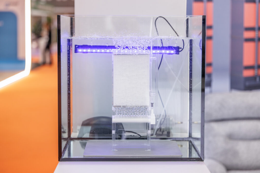 Eventfotografie Provada: Aquarium met waterfilter en blauw licht. Groene Metropool concept op de beurs. Joep van Drunen Photography