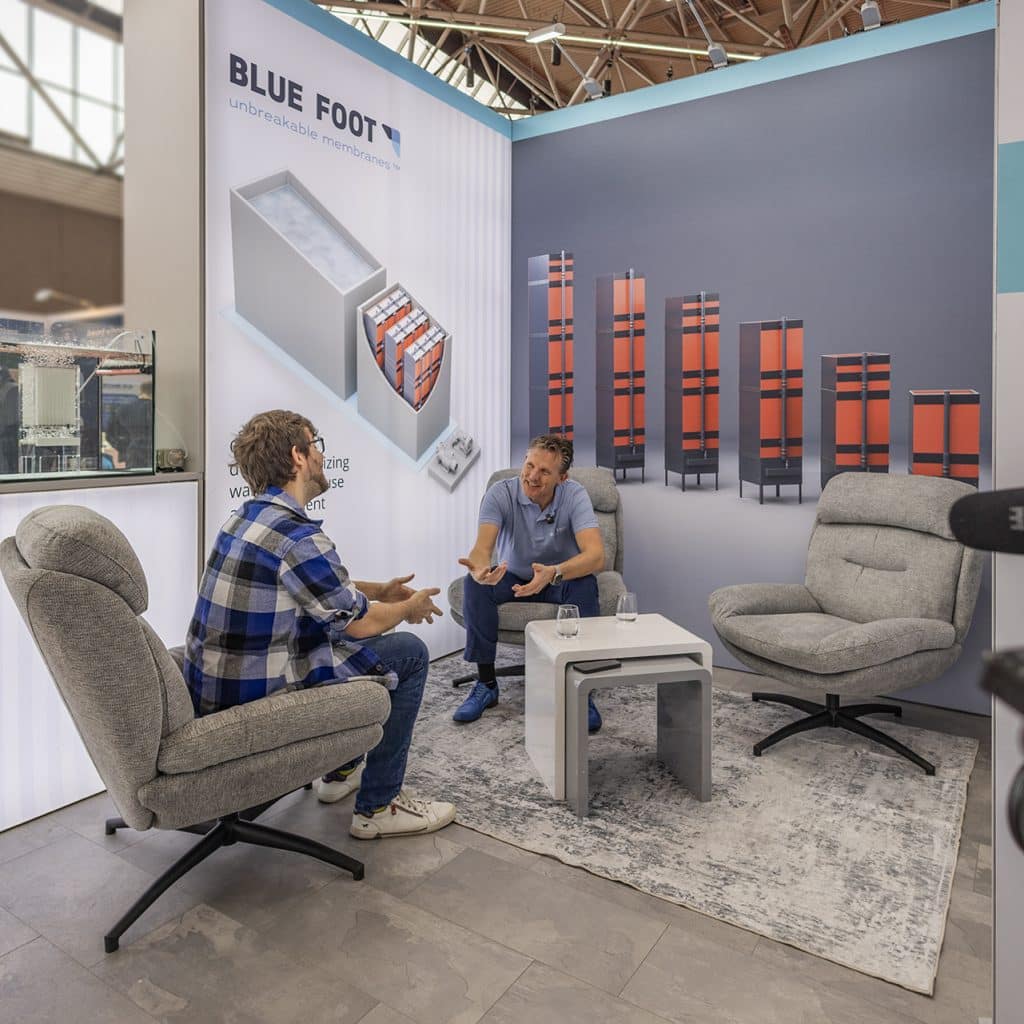 Eventfotografie Aquatech: Beursstand Blue Foot Membranes met bezoekers. Blue Foot stand op de Aquatech in de Rai. Joep van Drunen Photography.