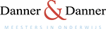 Logo van Danner & Danner, 'Meesters in Onderwijs', in zwart en rood op een blauwgrijze achtergrond.