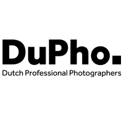 DuPho logo. Logo van DuPho, Dutch Professional Photographers. Zwart logo op een blauwgrijze achtergrond.