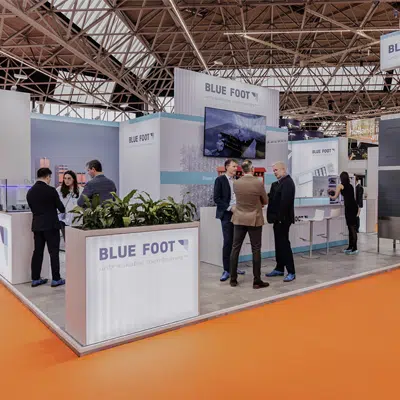 Evenement Amsterdam: Mensen bij een Blue Foot stand op een evenement. Joep van Drunen Photography Amsterdam.
