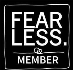 Fearless Member logo in wit op een zwarte achtergrond. Vierkant logo met de tekst 'Fearless' en 'Member' onder elkaar.
