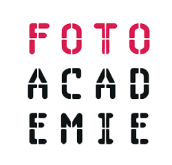 Logo van Fotoacademie, letters in rood en zwart op grijze achtergrond. Grafisch ontwerp voor fotografie opleiding.