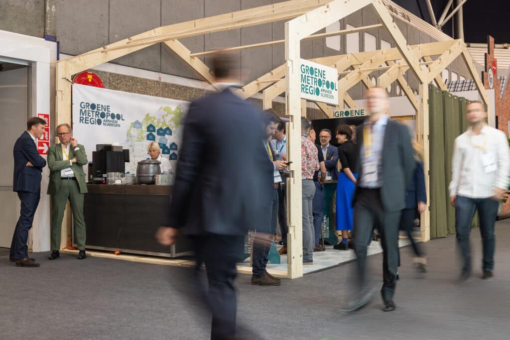 Overzicht eventfotografie Groene Metropool: Beursstand met bezoekers, regio Arnhem Nijmegen. Evenementen fotografie. Joep van Drunen Photography