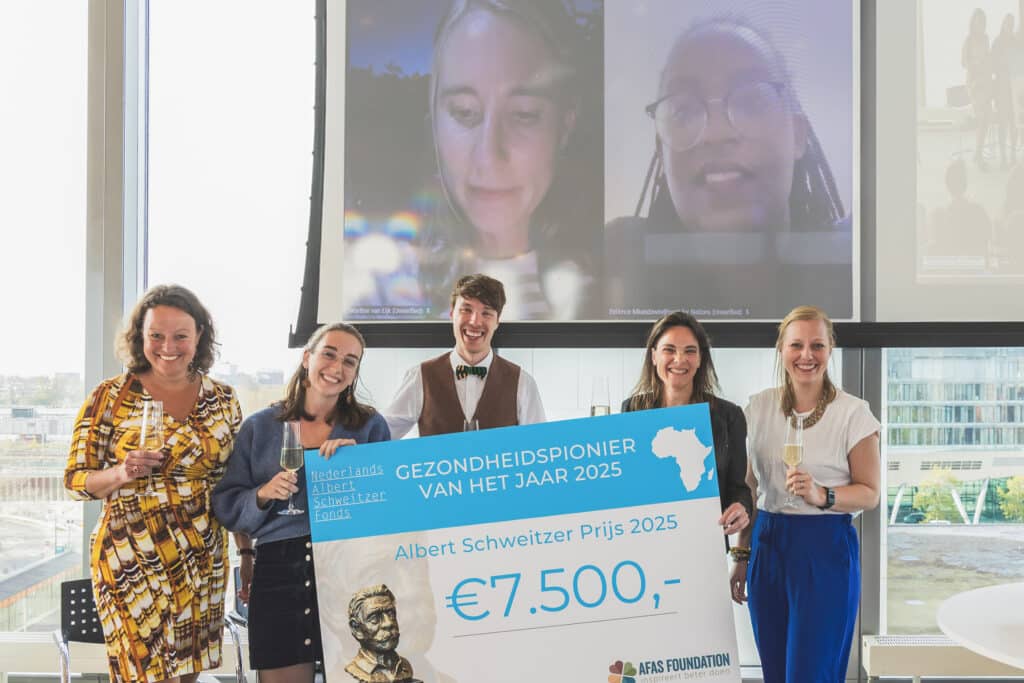 Persfoto winnaars Albert Schweitzer Prijs 2025 met cheque van €7.500. Eventfotografie van de prijsuitreiking. Joep van Drunen Photography