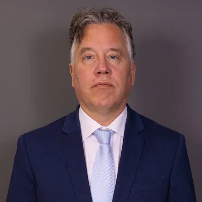 Portretfotografie Amsterdam: Man in blauw pak met lichtblauwe stropdas. Professionele portretfoto. Joep van Drunen Photography Amsterdam