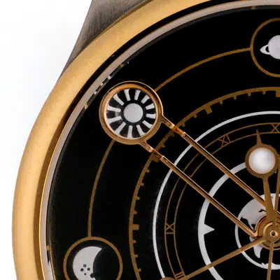 Productfotografie Amsterdam detailopname van een luxe horloge met gouden accenten en een zwarte wijzerplaat met planeten en maanstanden. Joep van Drunen Photography