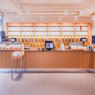 Reportage foto van een winkelinterieur in Amsterdam met houten toonbank en producten. Joep van Drunen Photography Amsterdam.