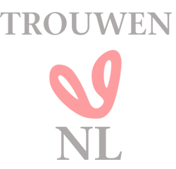 Trouwen.nl logo. Grijs 'Trouwen' en 'NL' tekst met een roze hartvormig logo op een blauwgrijze achtergrond.
