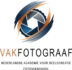 Logo Vakfotograaf, Nederlandse Academie voor Beeldcreatie. Vakfotograaf logo met lensdiafragma en dynamische lijnen.